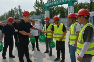 董事長(zhǎng)曹紅普帶隊(duì)高溫慰問外業(yè)員工
